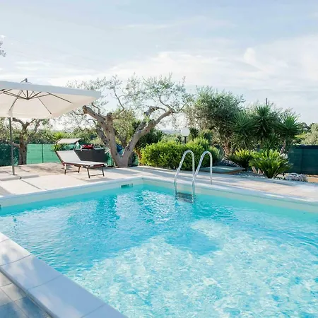 Trullo Malvischi With Pool 別荘